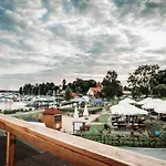 Hotel apartamentowy Z Widokiem Na Jezioro
